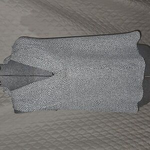 Vince Camuto pleated vee neck print sleeveless blous